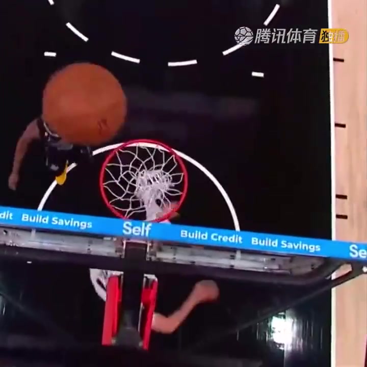 罕見一幕！努爾基奇拋投 球神奇停在籃板上沿 看呆凱爾登?。ㄅ瑺柣婕\）
